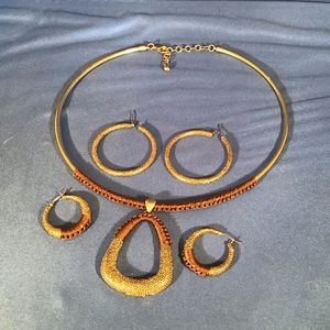 Choker necklace & 2 pr. Matching earrings, EUC